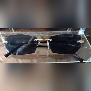 Frameless Luxury Sunglasses - Black Tint Lenses W/ Gold Details Unisex Vibe